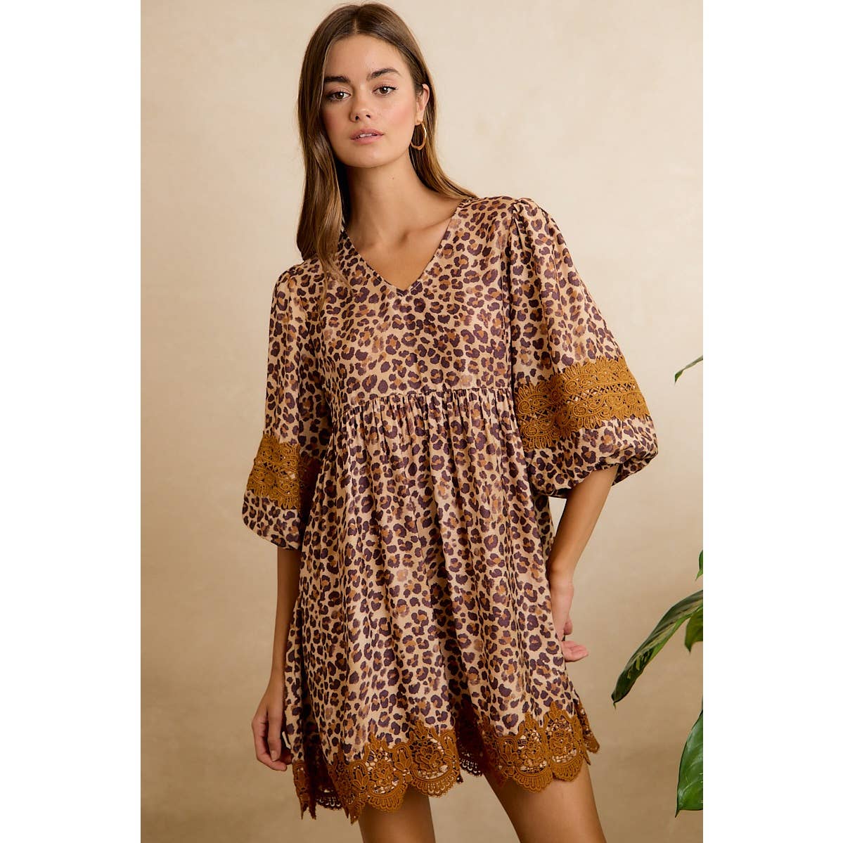 LEOPARD V NECK DRESS WITH VOLUMINOUS SLEEVES AND LACE HEM: LEOPARD/CAMEL