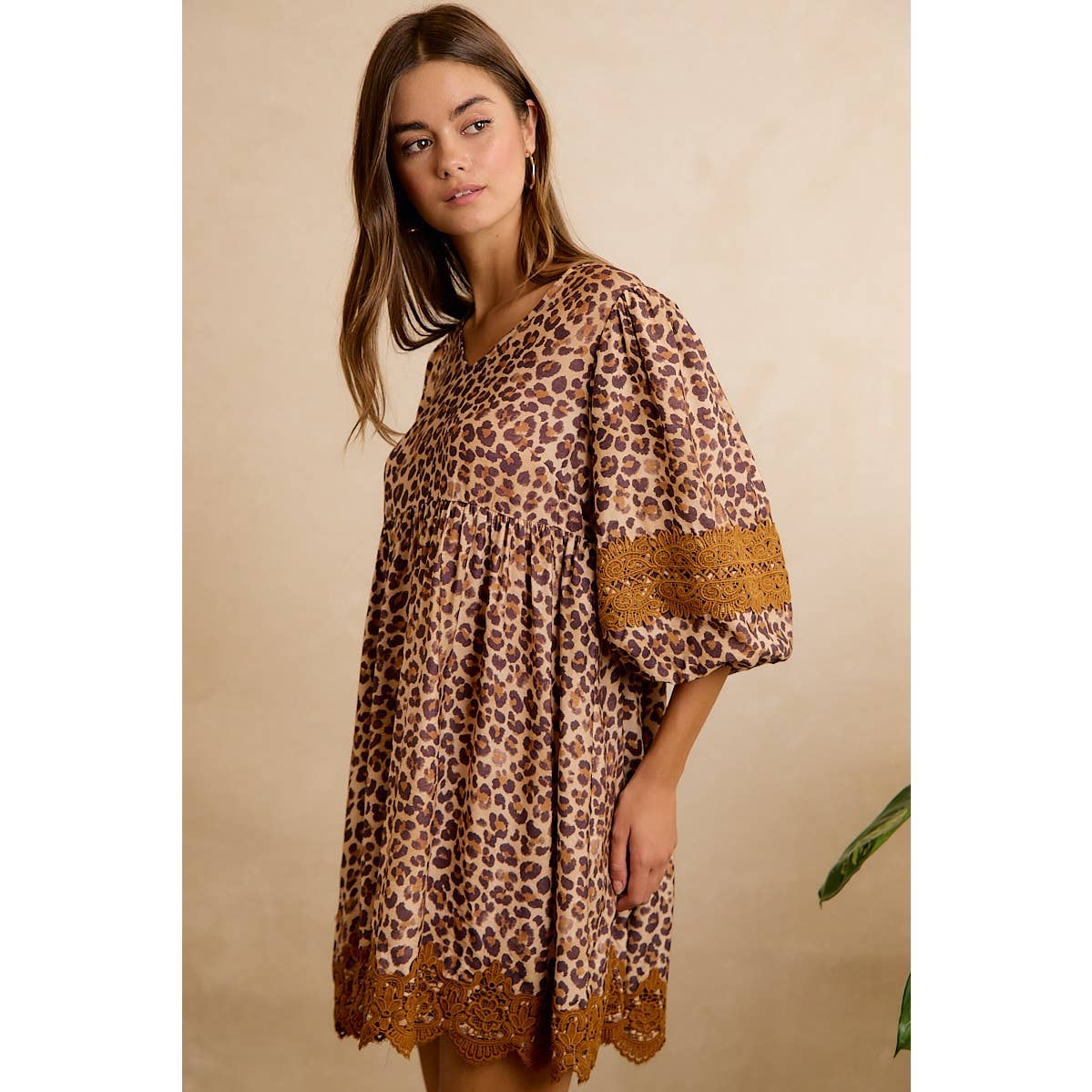 LEOPARD V NECK DRESS WITH VOLUMINOUS SLEEVES AND LACE HEM: LEOPARD/CAMEL