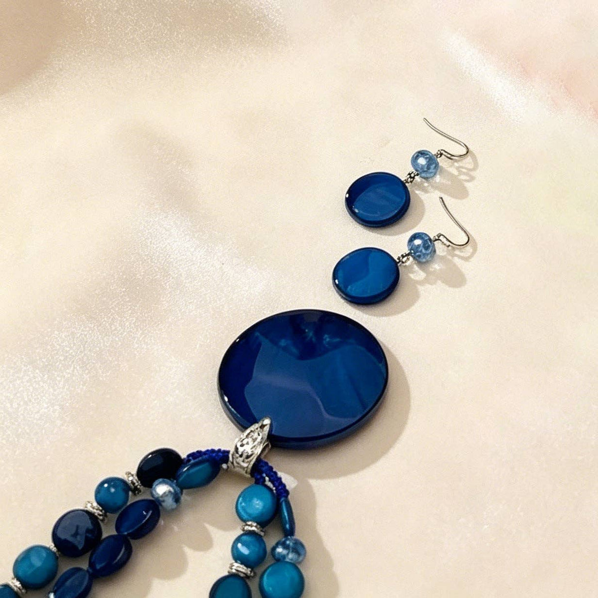 Round Pendant Beaded Necklace and Earrings Set: GREEN / One Size