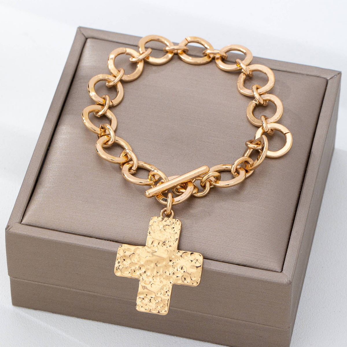 Hammered Cross Toggle Bracelet | 80B1738: Gold