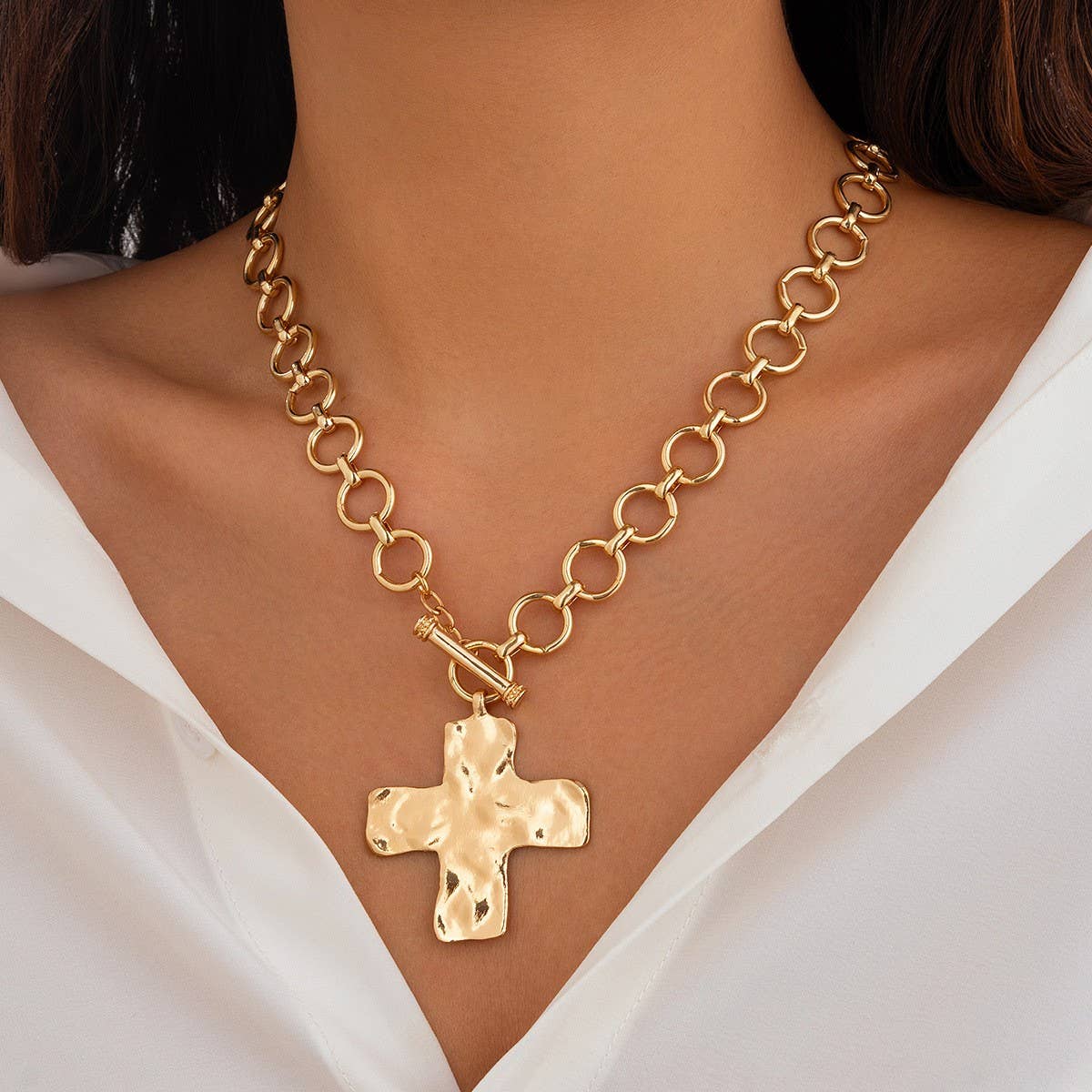 NOTABLE HAMMERED CROSS FRONT TOGGLE NECKLACE | 40NK9474: GOLD