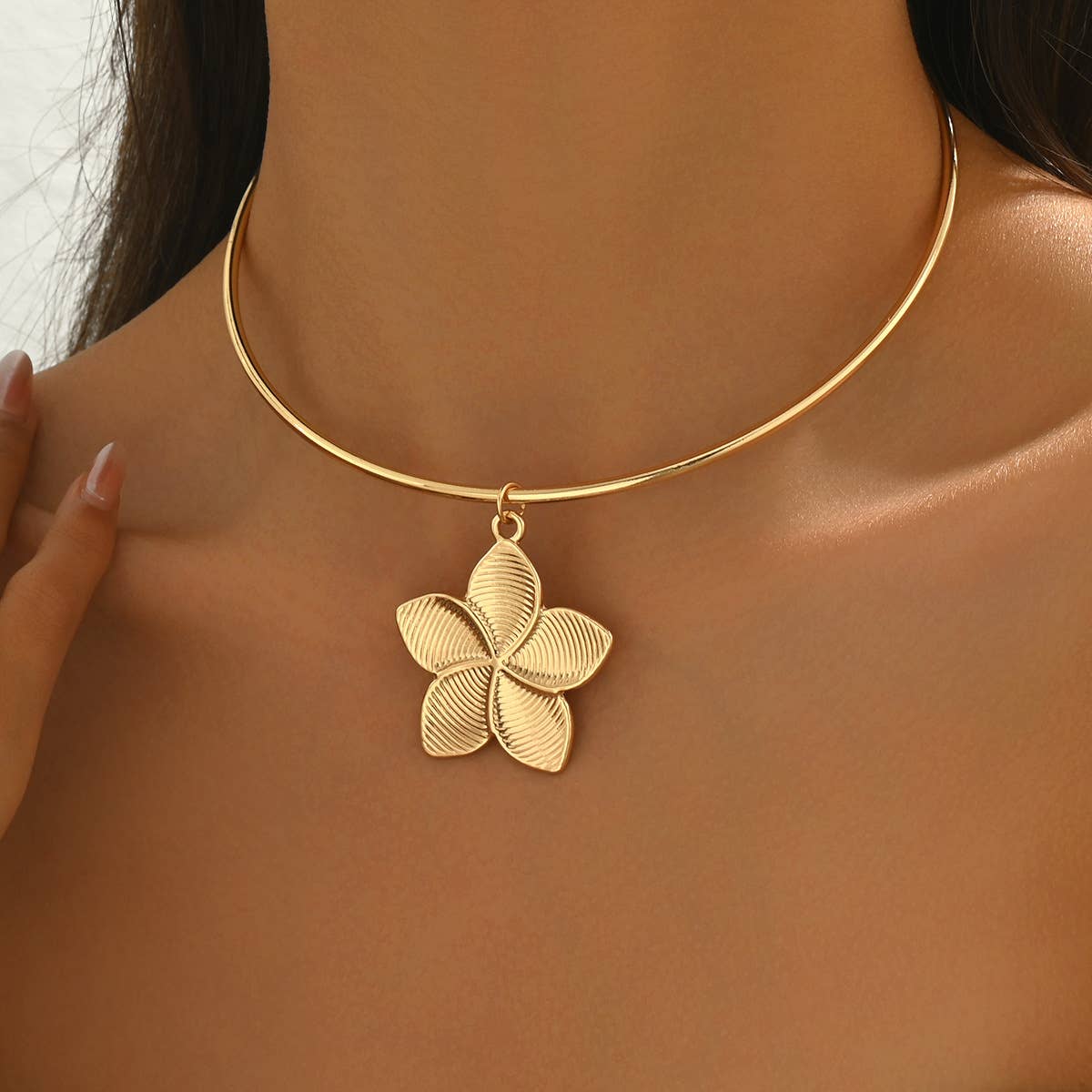Golden Bloom Pendant Choker Necklace