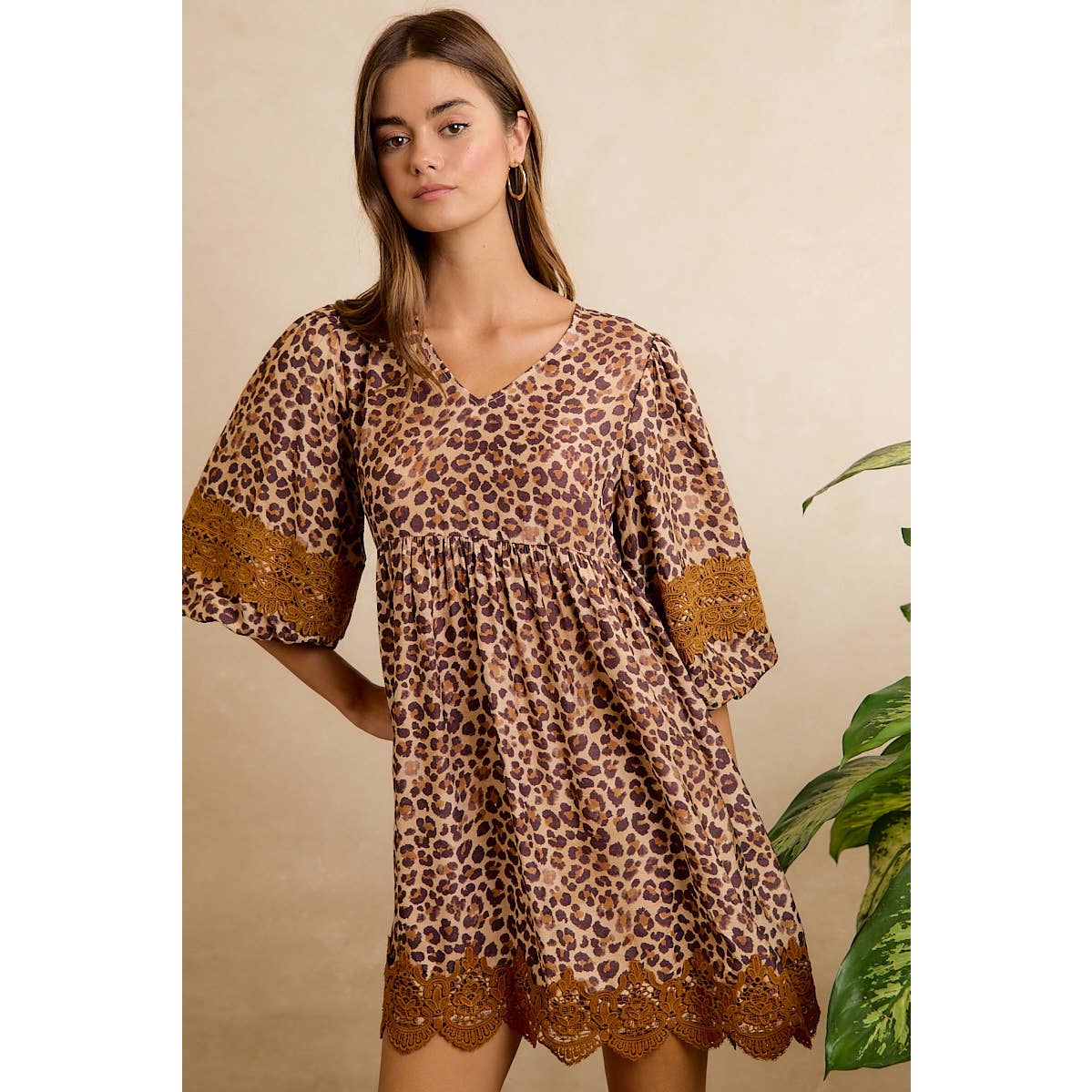 LEOPARD V NECK DRESS WITH VOLUMINOUS SLEEVES AND LACE HEM: LEOPARD/CAMEL