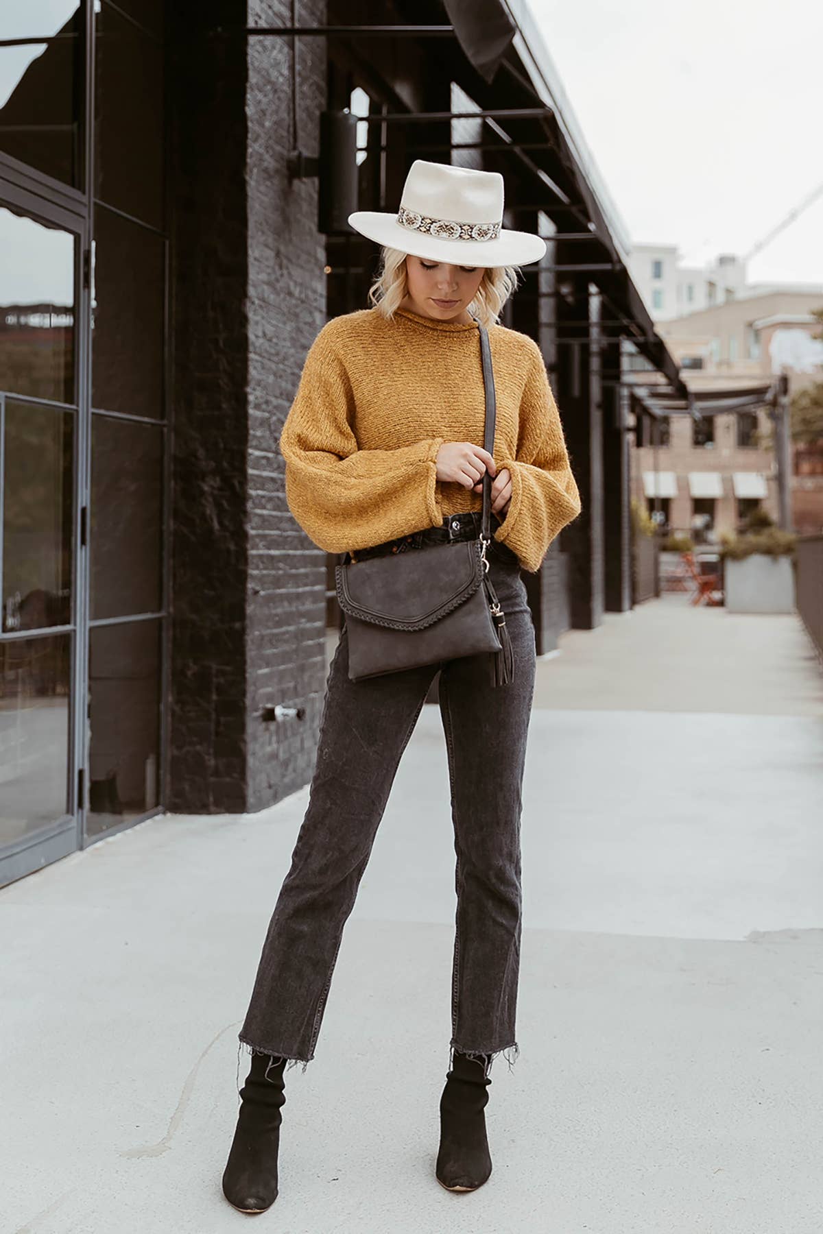 Sloane Flapover Crossbody w/ Whipstitch and Tassel | M1802A : Brown