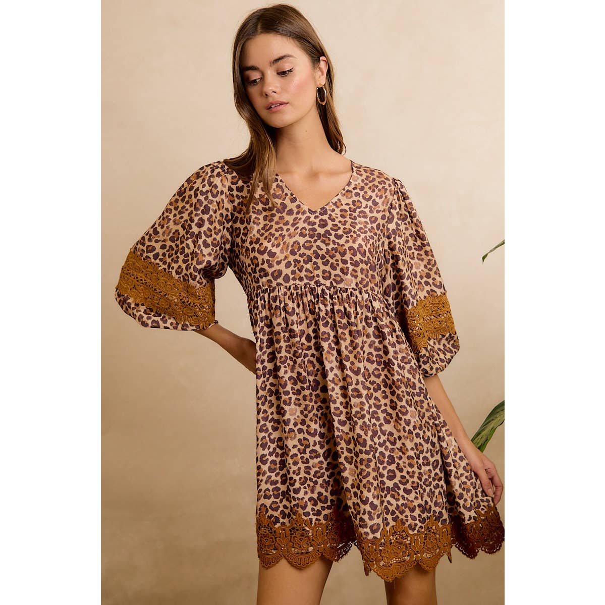 LEOPARD V NECK DRESS WITH VOLUMINOUS SLEEVES AND LACE HEM: LEOPARD/CAMEL
