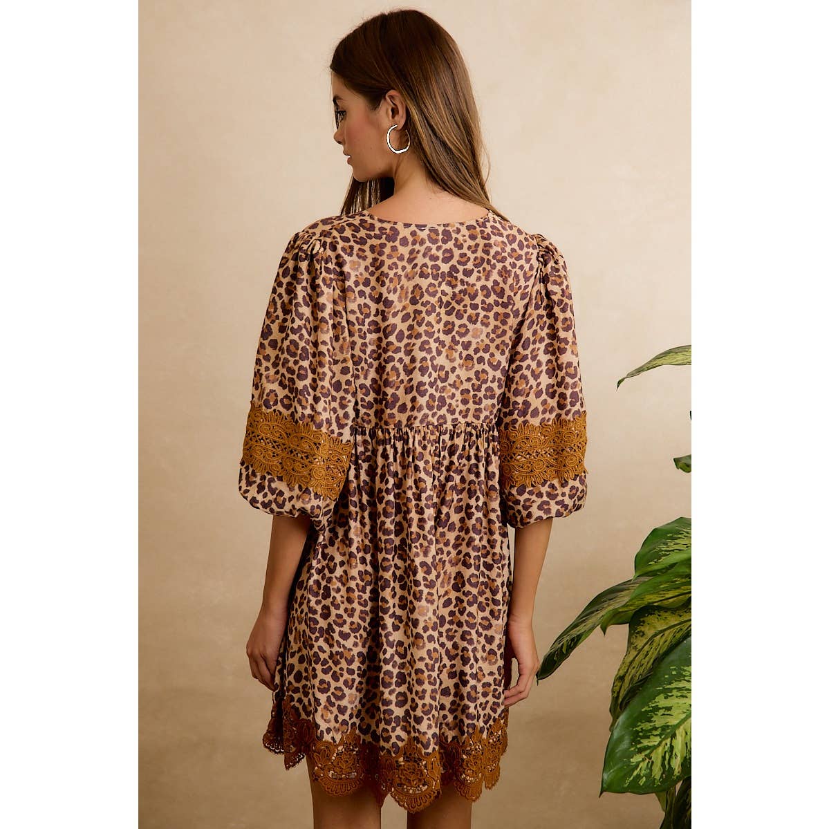 LEOPARD V NECK DRESS WITH VOLUMINOUS SLEEVES AND LACE HEM: LEOPARD/CAMEL