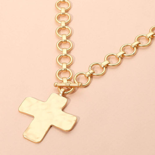 Hammered Matte Metal Cross Pendant Chunky Chain Toggle Necklace: Gold
