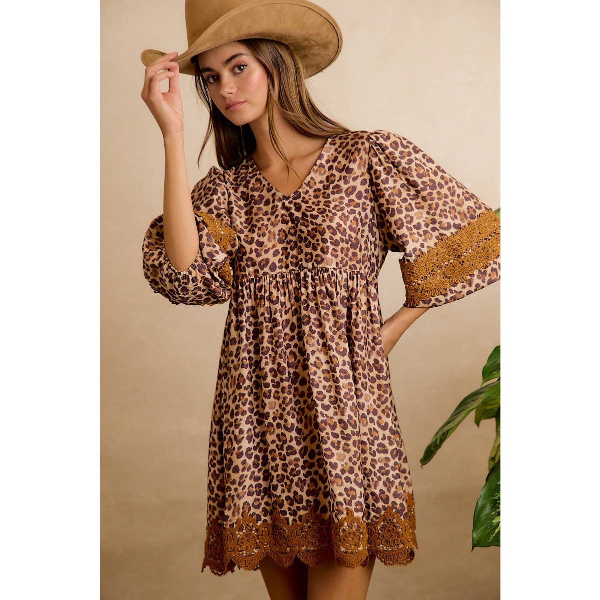 LEOPARD V NECK DRESS WITH VOLUMINOUS SLEEVES AND LACE HEM: LEOPARD/CAMEL