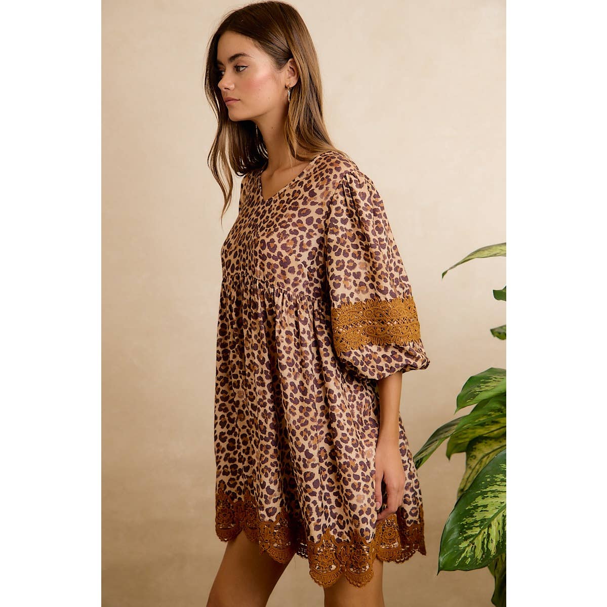 LEOPARD V NECK DRESS WITH VOLUMINOUS SLEEVES AND LACE HEM: LEOPARD/CAMEL