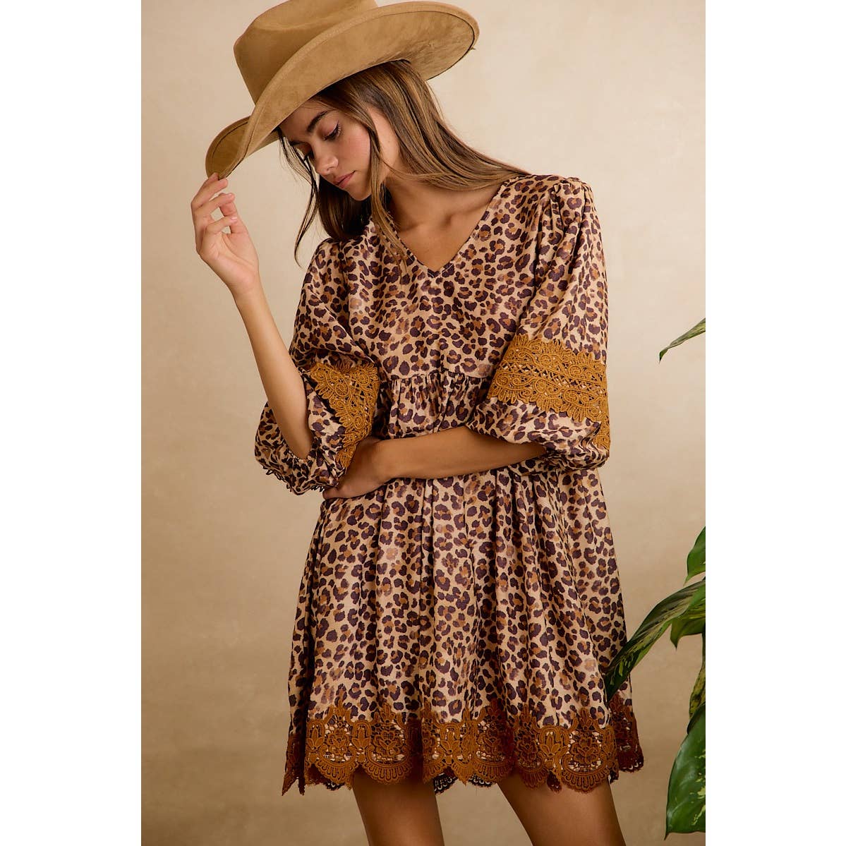 LEOPARD V NECK DRESS WITH VOLUMINOUS SLEEVES AND LACE HEM: LEOPARD/CAMEL