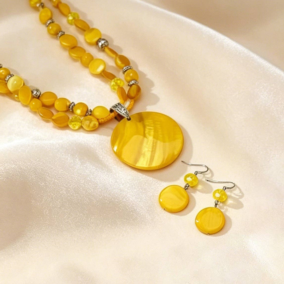 Round Pendant Beaded Necklace and Earrings Set: GREEN / One Size