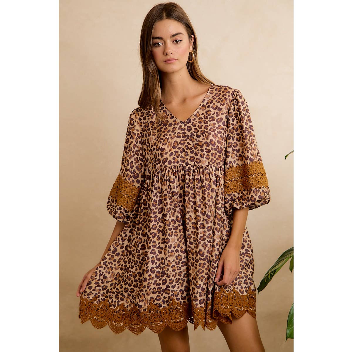 LEOPARD V NECK DRESS WITH VOLUMINOUS SLEEVES AND LACE HEM: LEOPARD/CAMEL